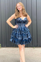 Robe de bal courte violette à sequins, coupe princesse, bretelles spaghetti et sequins, style princesse.