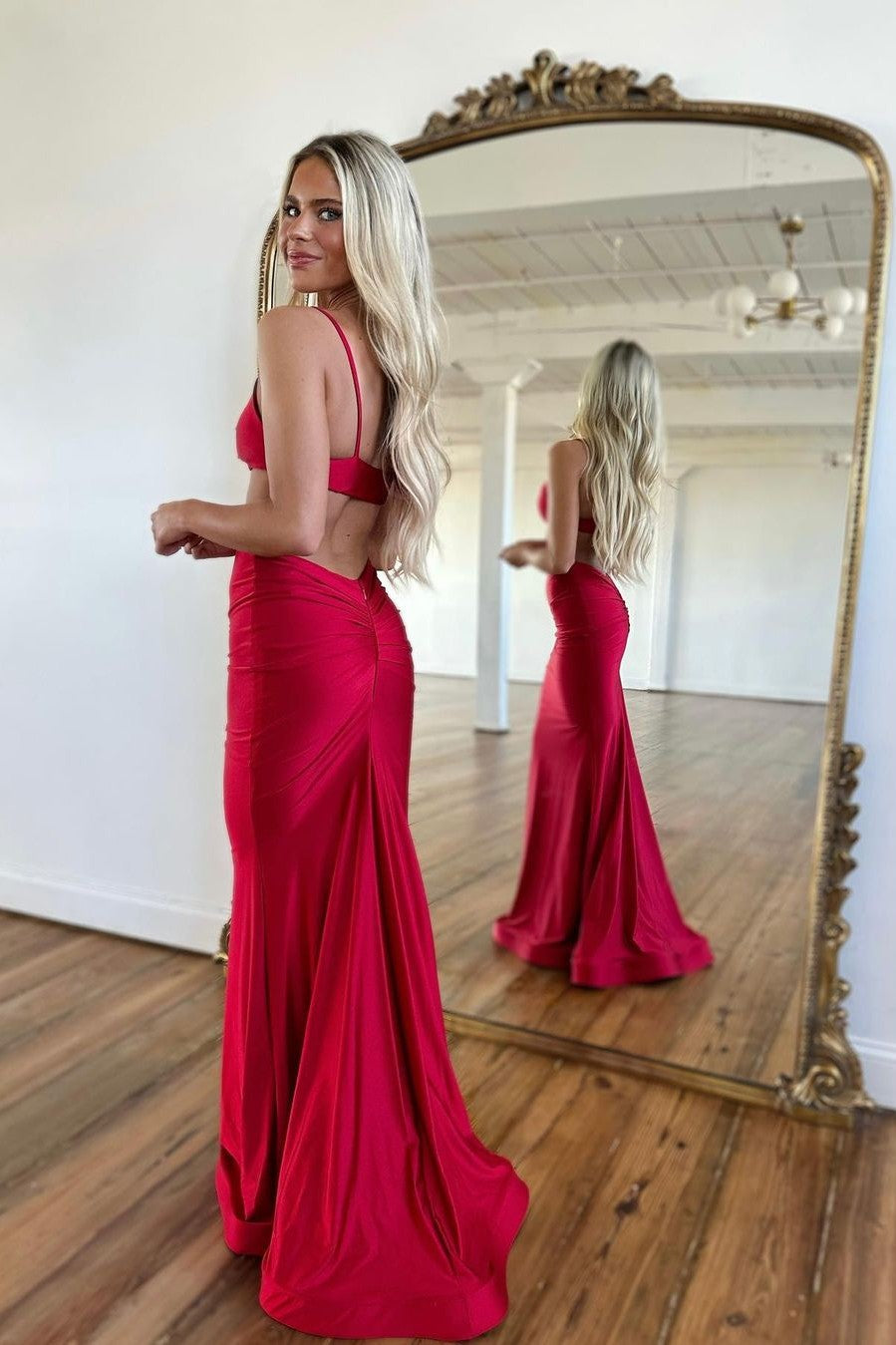 Robe de bal sirène rouge longue jusqu'au sol avec fines bretelles spaghetti