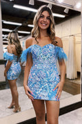 Precioso vestido corto azul de fiesta, corte sirena, hombros descubiertos y detalles de plumas.