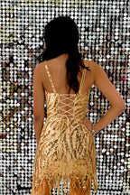 Robe de bal courte fuchsia à franges et bretelles spaghetti, à paillettes