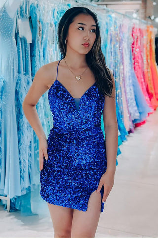 Robe de bal courte à paillettes bleu roi, fourreau, bretelles spaghetti et fente.