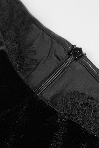 Robe de soirée maxi moulante en velours à manches longues et épaules dénudées, style vintage, cils apparents. 