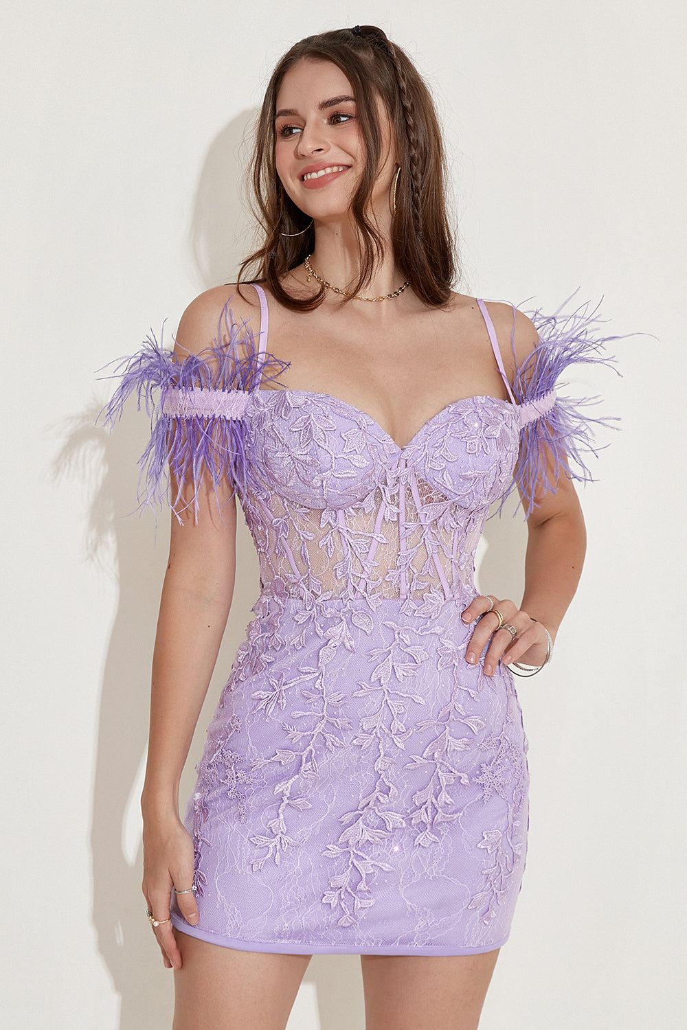 Vestido de fiesta con hombros descubiertos y plumas