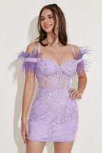 Vestido de fiesta con hombros descubiertos y plumas