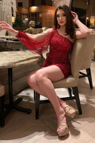 Robe de bal courte élégante à sequins rouges asymétriques et à franges, ornée d'une épaule et d'une frange.