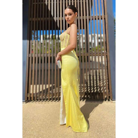 Vestido de fiesta largo transparente de encaje con tirantes finos y escote en forma de corazón y abertura