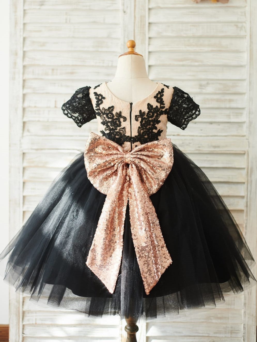 Elegante vestido negro de encaje y tul con lentejuelas en la cintura hasta la rodilla para niña 