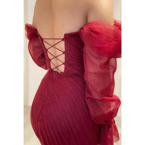 Vestido de fiesta elegante y moderno con hombros descubiertos, mangas largas y cordones, corte trompeta/sirena