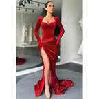 Vestido de noche largo de terciopelo con mangas largas y escote cuadrado y corte tubo/columna