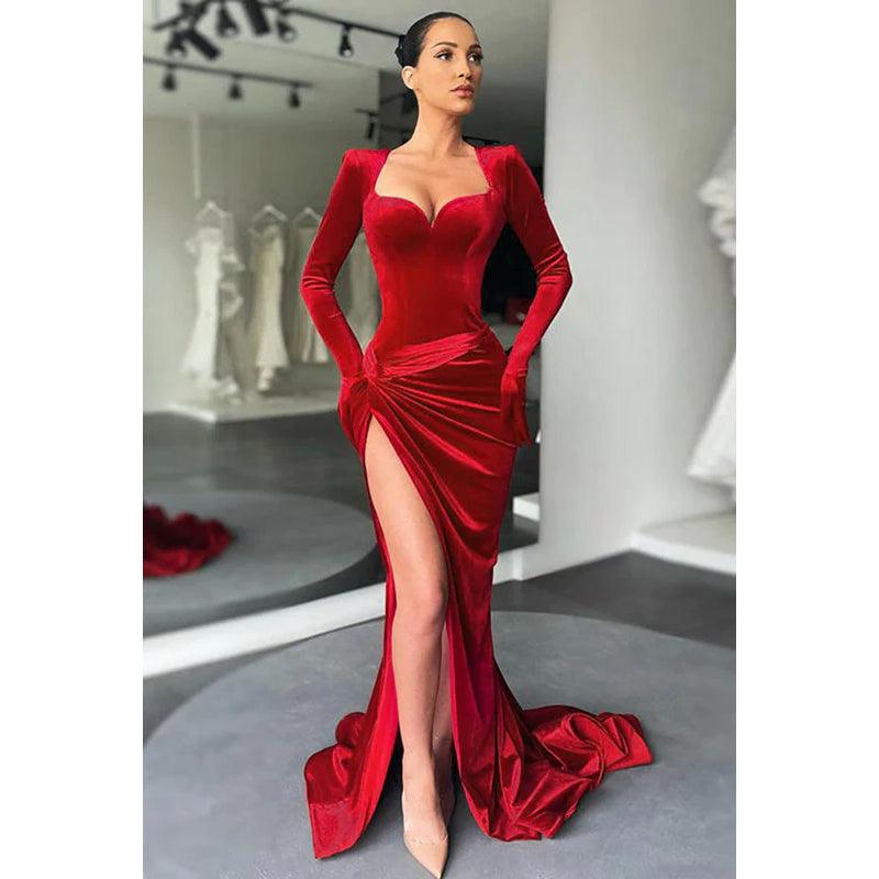 Vestido de noche largo de terciopelo con mangas largas y escote cuadrado y corte tubo/columna