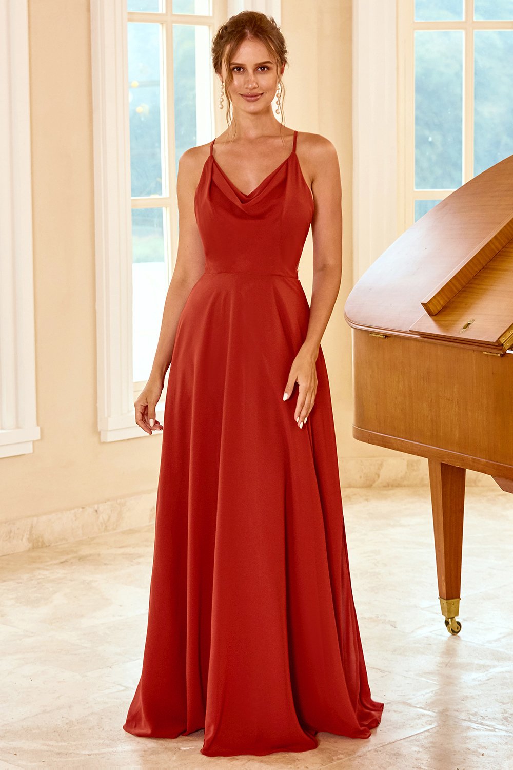 Vestido largo de dama de honor con tirantes finos