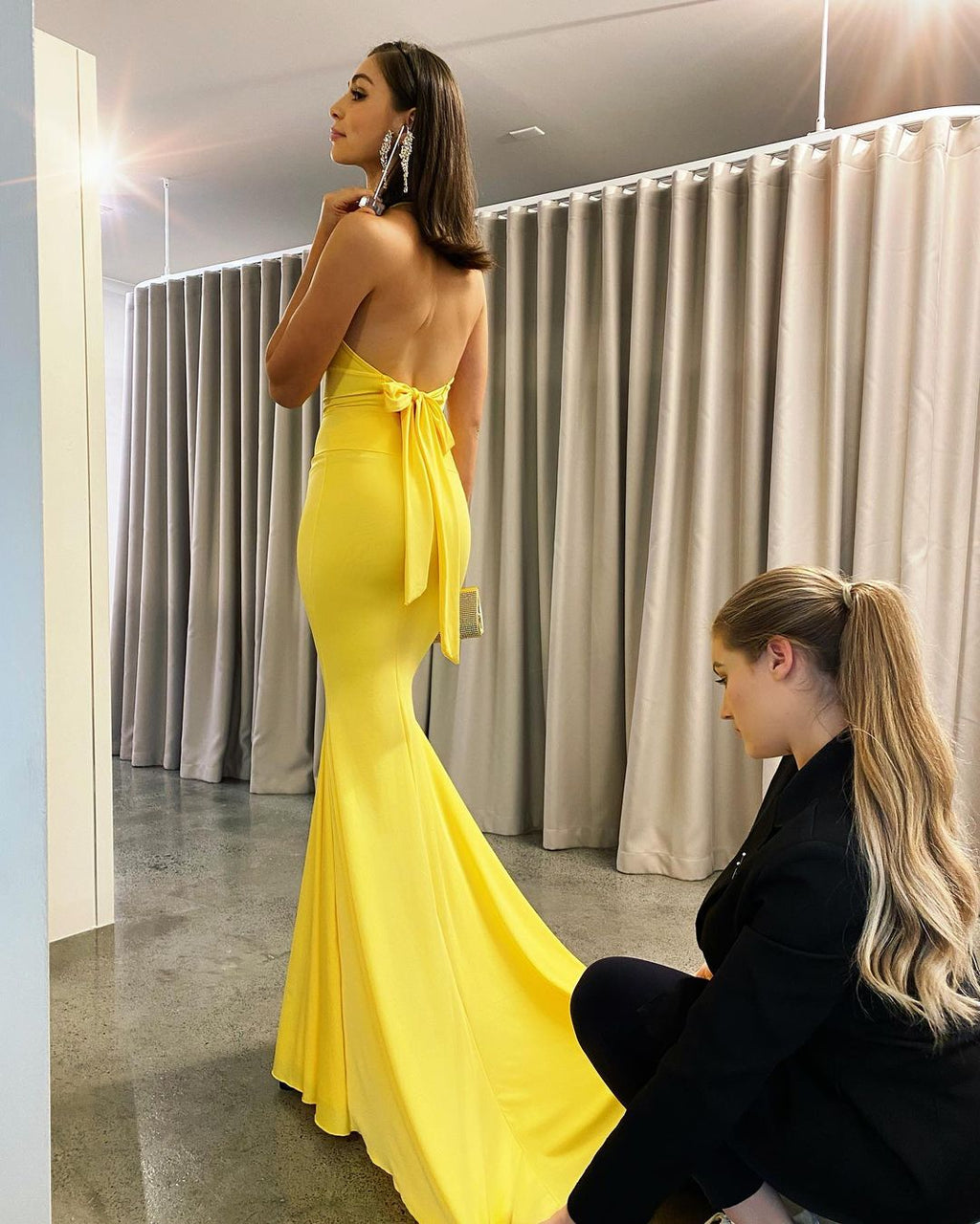 Robe de soirée sirène jaune longue à col en V et dos nu