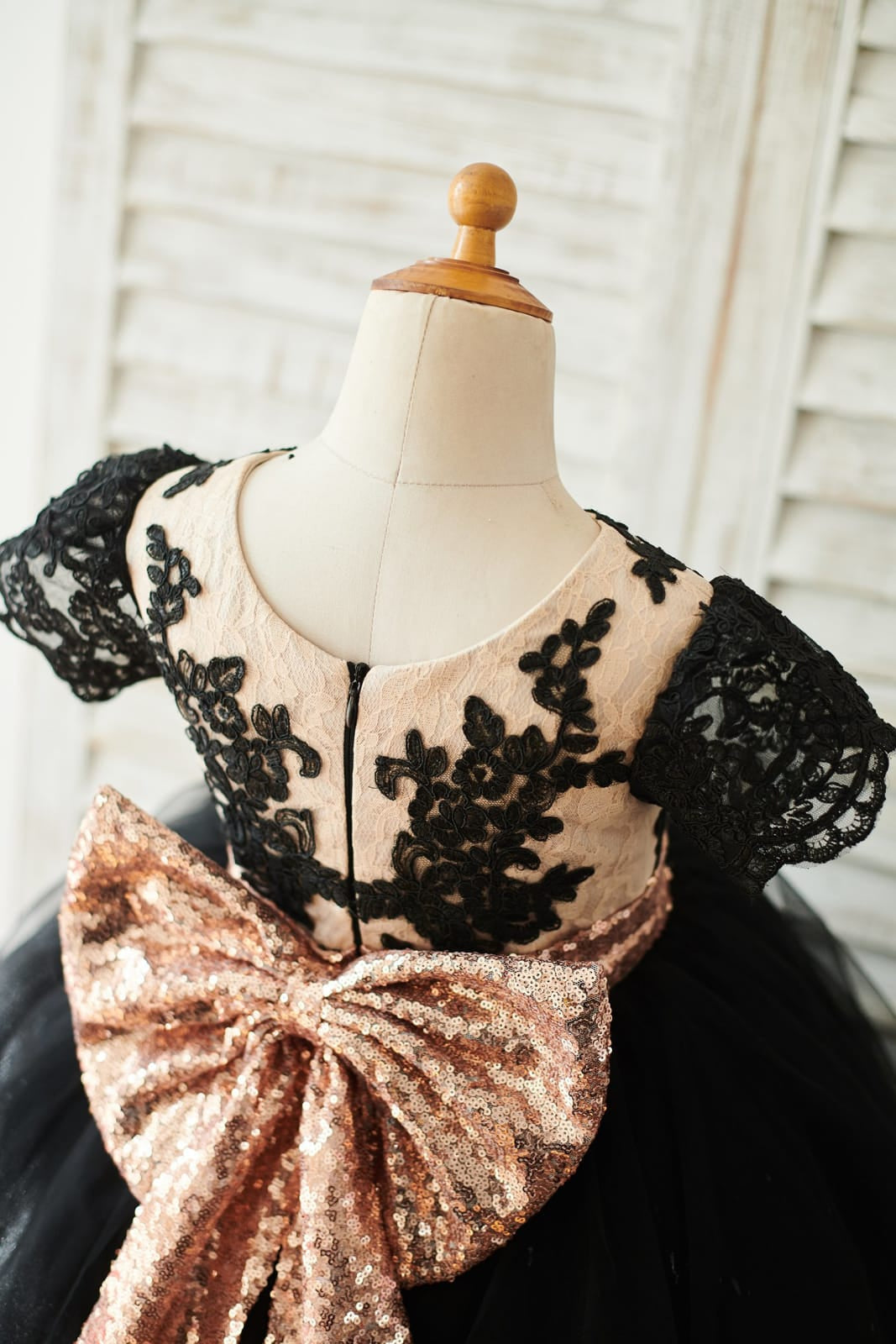 Elegante vestido negro de encaje y tul con lentejuelas en la cintura hasta la rodilla para niña 
