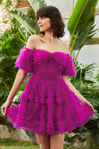 Robe de bal unique en tulle fuchsia, coupe trapèze, épaules dénudées et corset.