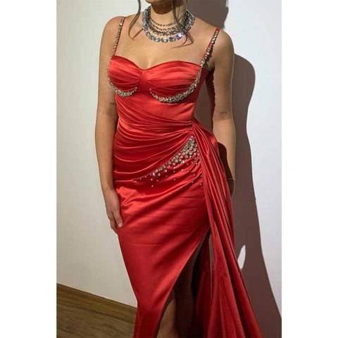 Vestido de noche para fiesta, graduación y graduación con escote en forma de corazón, tirantes finos, cuentas y cola con abertura lateral 