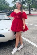 Robe de bal unique en tulle fuchsia, coupe trapèze, épaules dénudées et corset.