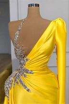Vestido de fiesta largo de satén amarillo estilo sirena con un solo hombro y mangas