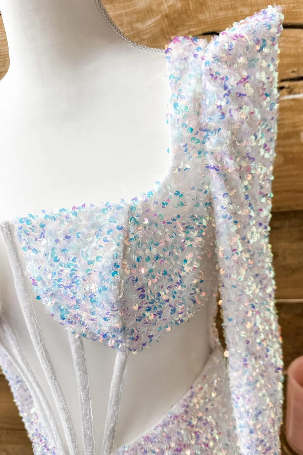 Vestido de fiesta de bienvenida con lentejuelas blancas iridiscentes, manga larga y escote cuadrado Y2677