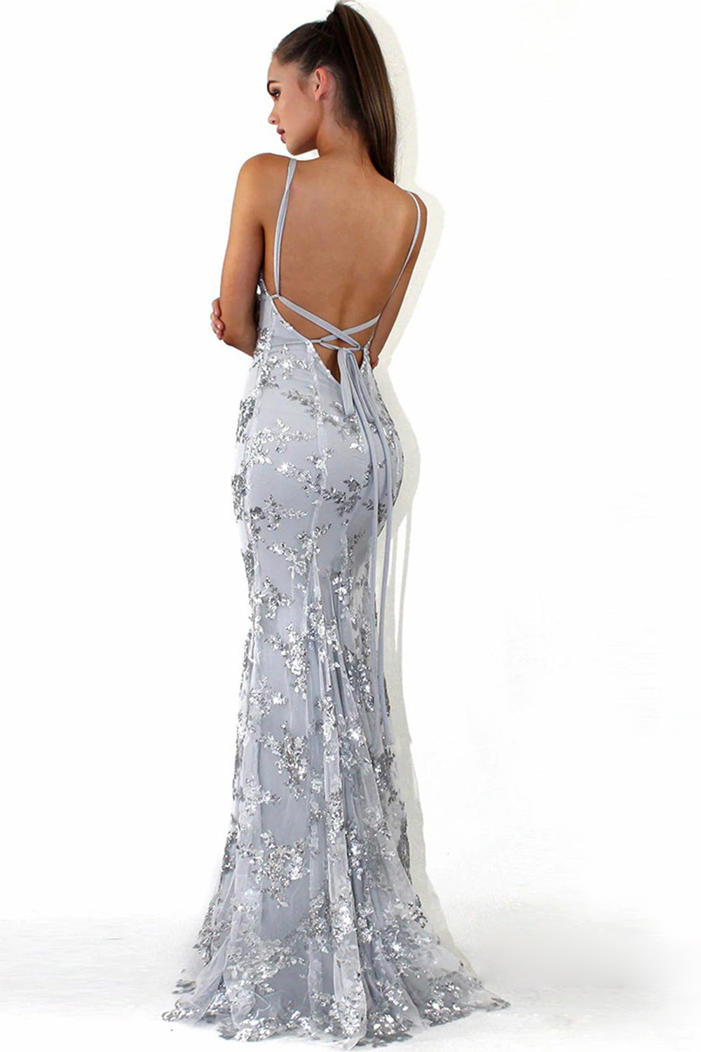 Robe de bal dos nu à fines bretelles ornée de perles