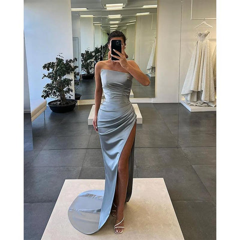 Vestido largo de fiesta sin tirantes con pliegues y abertura alta 