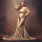 Foto de elegante vestido de noche premamá de satén corte sirena con mangas abullonadas rosas desmontables y un solo hombro.