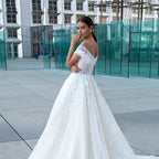Robe de mariée romantique en dentelle, décolleté en V, ornée de perles, épaules dénudées, épaules dénudées, style princesse.