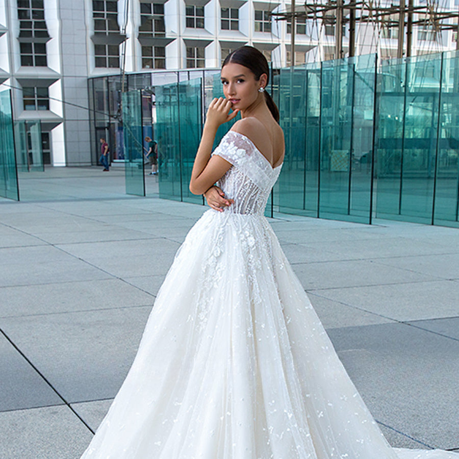 Robe de mariée romantique en dentelle, décolleté en V, ornée de perles, épaules dénudées, épaules dénudées, style princesse.
