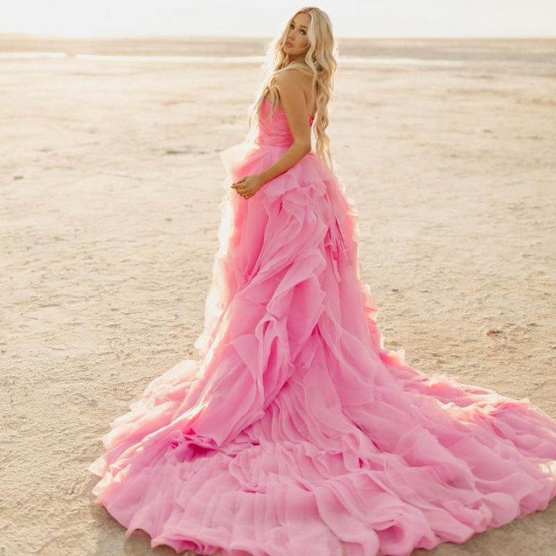 Robe de bal longue bustier rose élégant à volants et pétales, robe de mariée bohème pour séance photo de grossesse ou de plage