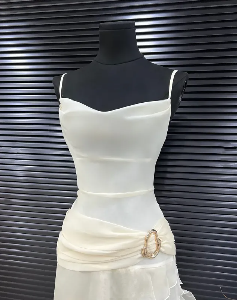 Elegante vestido de noche de sirena blanco de gasa, vestido largo de fiesta con capas Y7716