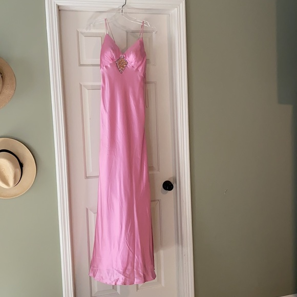 Precioso vestido de noche largo de satén rosa con tirantes finos y cuentas, modelo Y8216