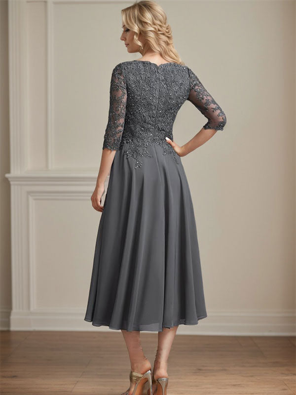Vestido de corte A, escote en V, largo hasta la rodilla, de gasa, encaje, con lentejuelas y pedrería para la madre de la novia. 