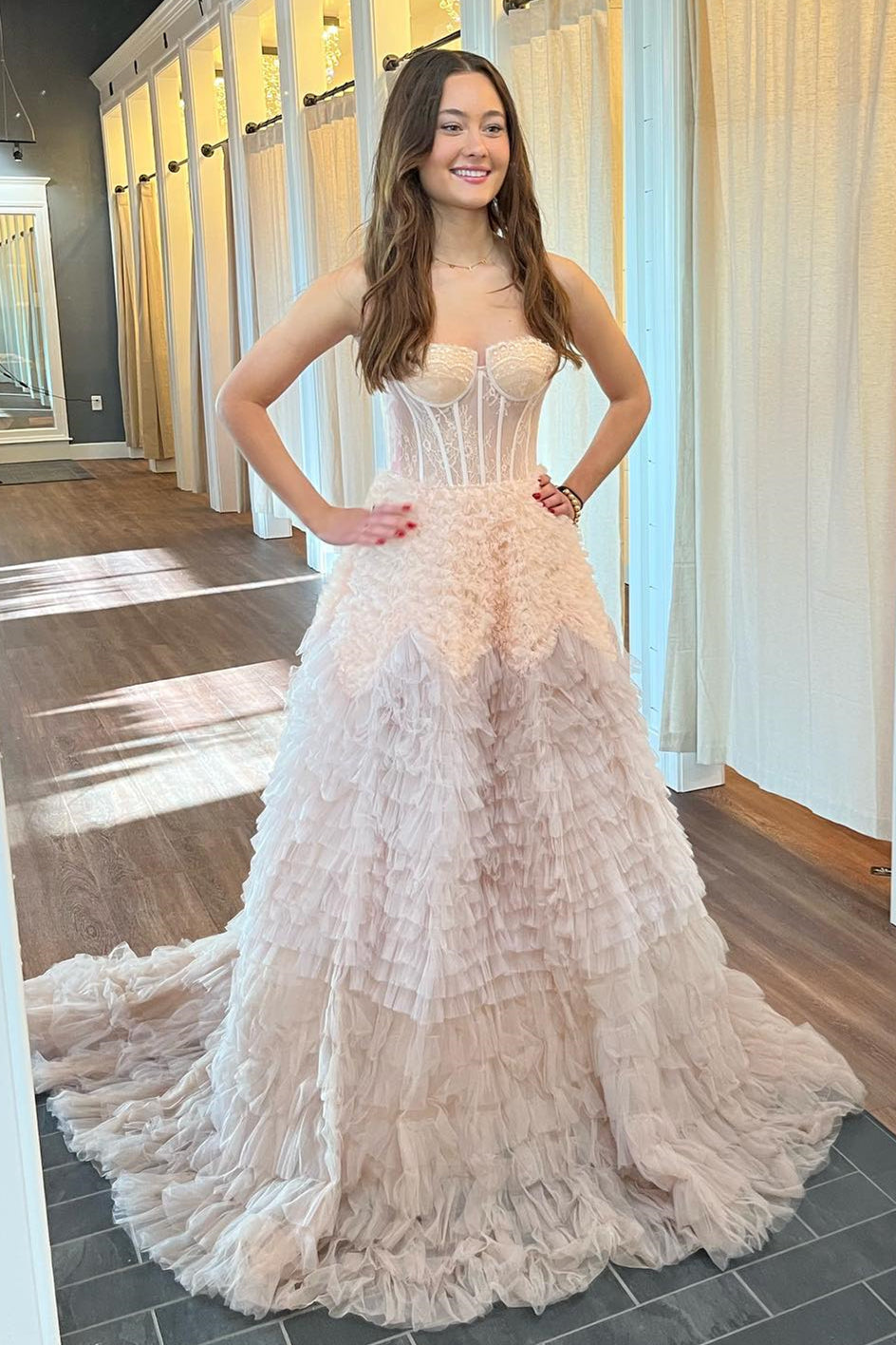 Robe de bal longue trapèze en tulle ivoire à volants et baleines