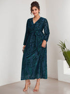 Vestido de terciopelo corte A, escote en V, manga larga, largo midi, para la madre de la novia, con abertura. 