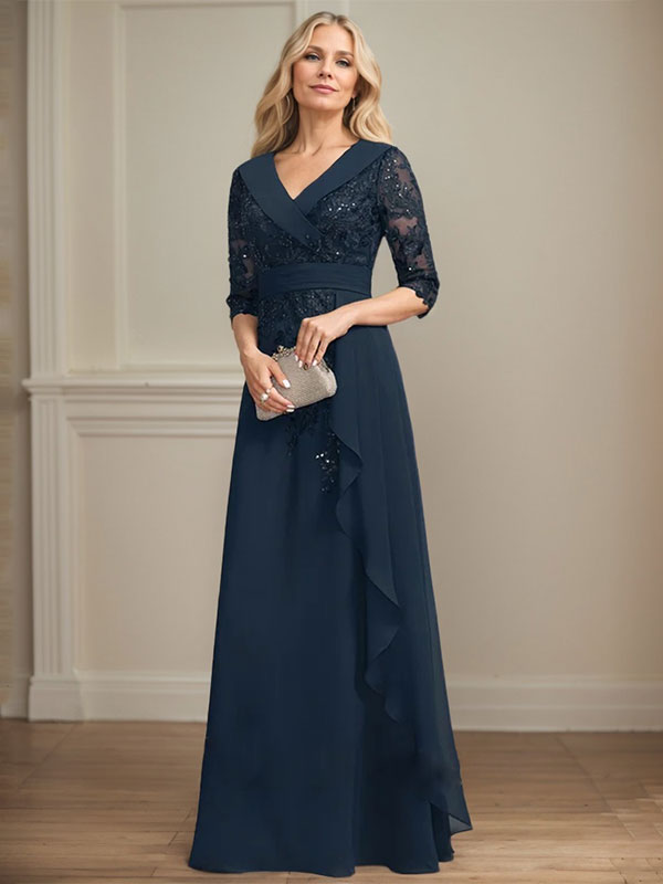 Vestido de novia de corte línea A, cuello en V, largo hasta el suelo, de encaje y gasa, con lentejuelas y volantes en cascada. 