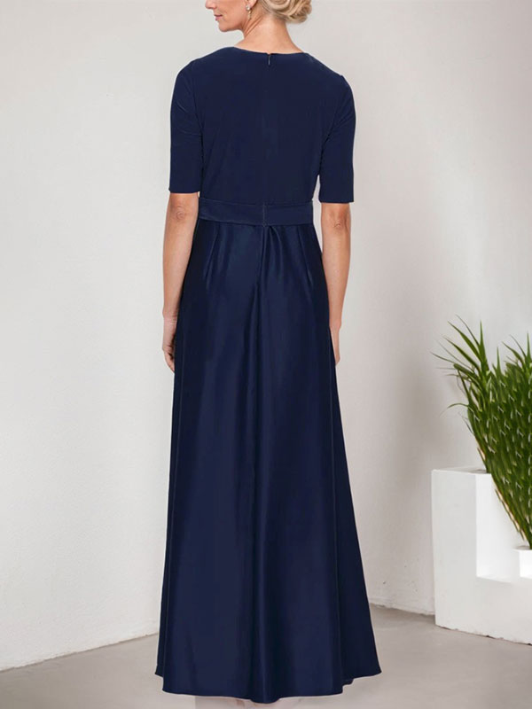 Vestido de baile con escote cruzado, falda amplia de satén y corpiño de jersey. 