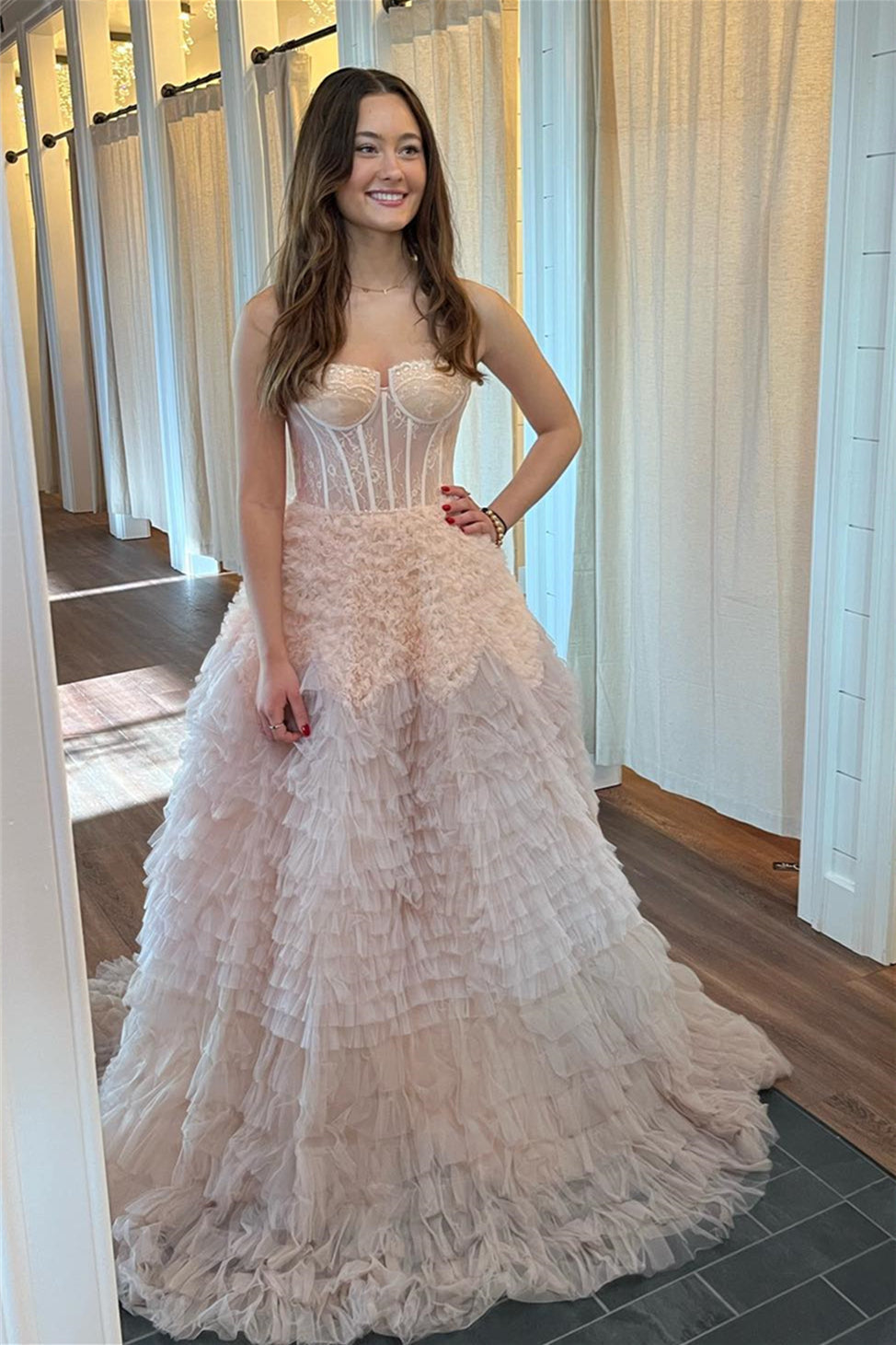 Robe de bal longue trapèze en tulle ivoire à volants et baleines
