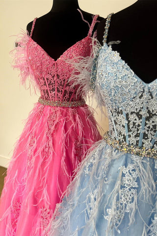 Vestido de graduación de tul con encaje, escote en V, corte en A, con cuentas y plumas.