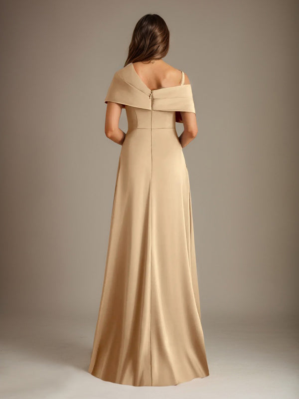 Robe de mère de la mariée en satin, coupe trapèze, décolleté asymétrique et plis. 