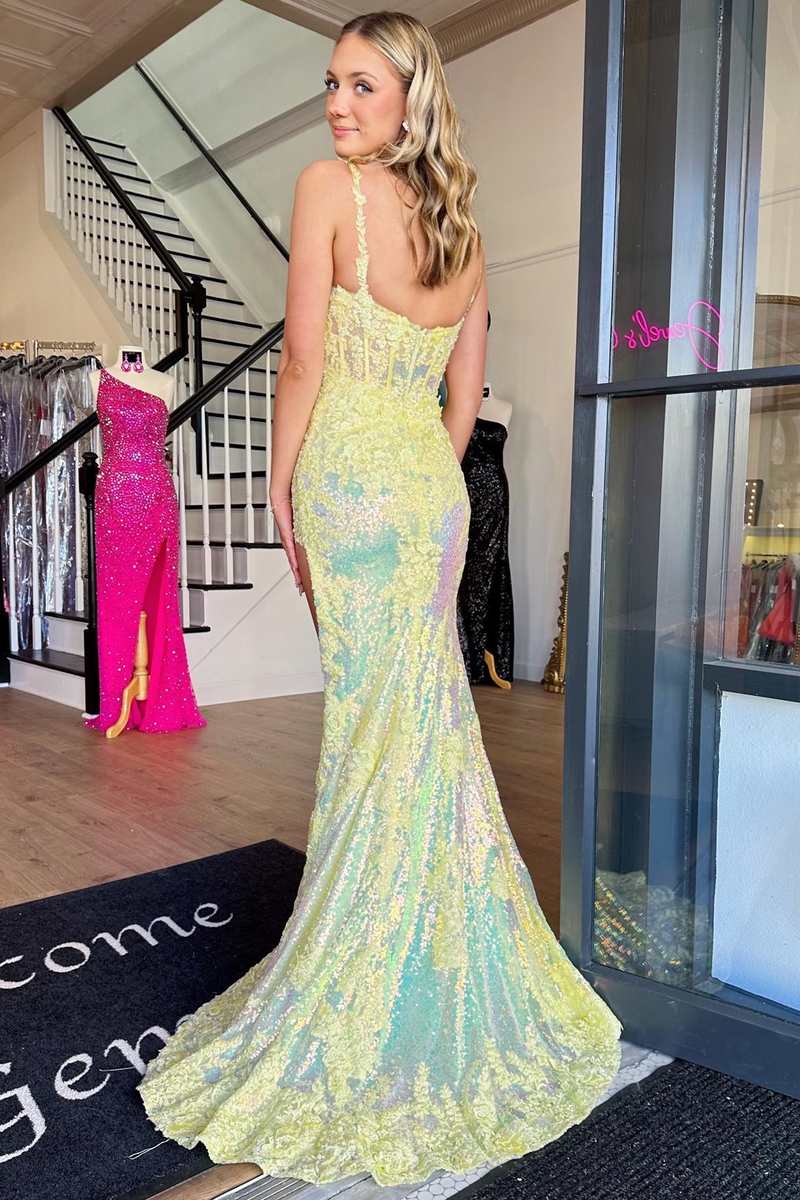 Robe de bal longue sirène à encolure ronde et fente, ornée de sequins et d'appliques.