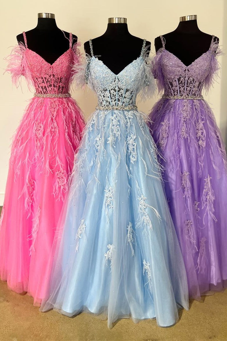 Vestido de graduación de tul con encaje, escote en V, corte en A, con cuentas y plumas.