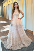 Robe de bal longue trapèze en tulle ivoire à volants et baleines