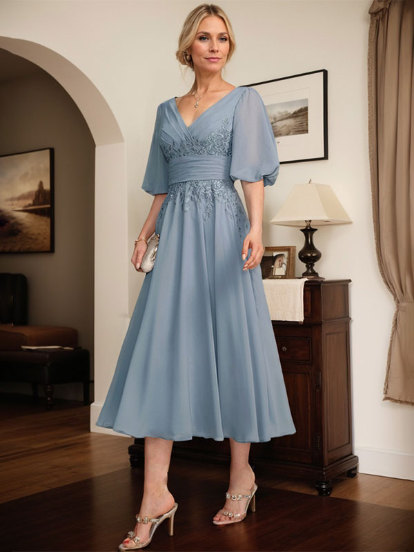Vestido de novia de gasa de encaje, corte en A, escote en V y largo hasta la rodilla, con pliegues.