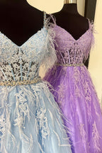 Vestido de graduación de tul con encaje, escote en V, corte en A, con cuentas y plumas.
