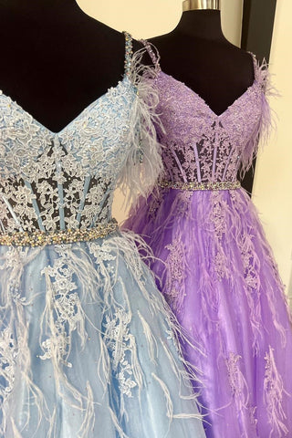 Vestido de graduación de tul con encaje, escote en V, corte en A, con cuentas y plumas.