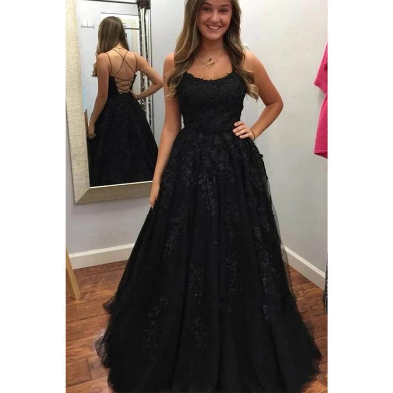 Vestido de fiesta largo de corte A con tirantes finos, apliques de tul rojo y cordones 