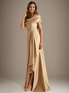 Robe de mariée trapèze en satin stretch, longue jusqu'au sol, avec décolleté rond et volants cascade, idéale pour la mère de la mariée. 