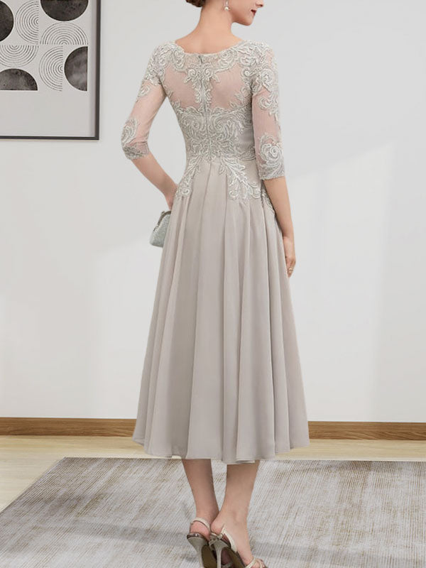 Robe de mariée trapèze en mousseline de soie et dentelle, longueur thé, ornée de perles et de sequins, avec décolleté en A et effet illusion.