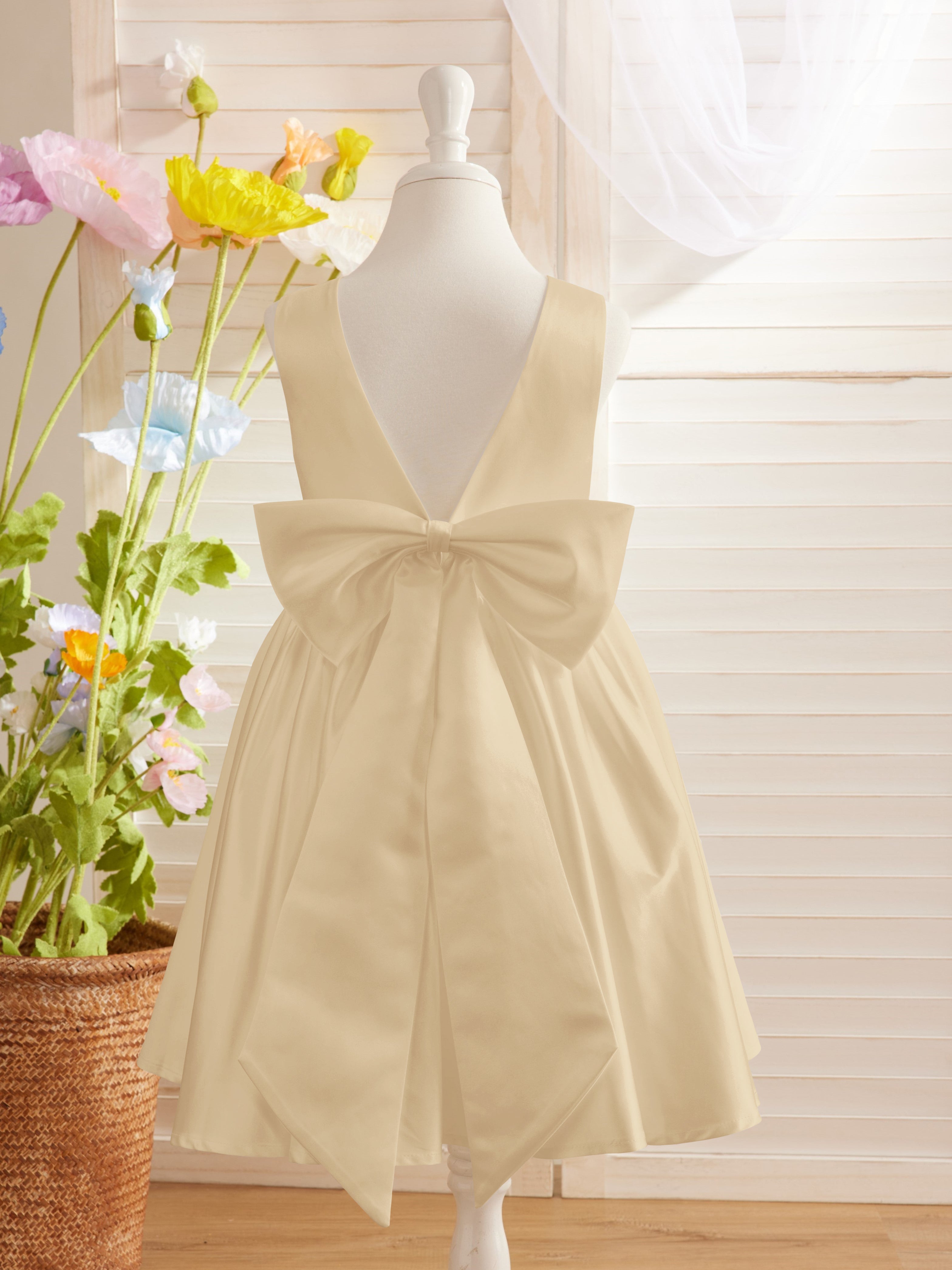 Elegante vestido de niña de las flores de satén con corte en A, espalda en V y lazo, hasta la rodilla 