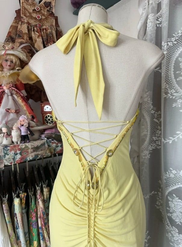 Elegante vestido largo de fiesta amarillo estilo sirena con lentejuelas y diamantes, escote halter y espalda descubierta (Y8554)