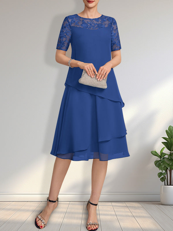 Vestido de novia de corte línea A con escote ilusión, largo hasta la rodilla, de encaje y gasa con lentejuelas.